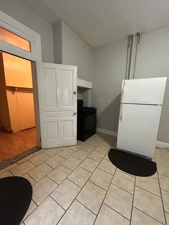 Building Photo - 654 W King St