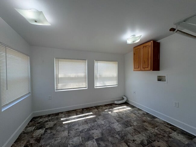 Building Photo - 523 W Maple Ave