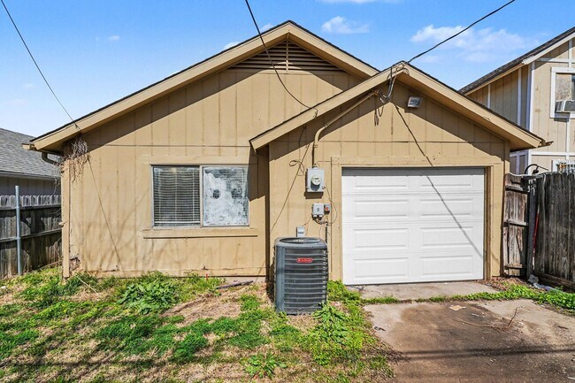 Building Photo - Charming 3-1-1 in S Dallas