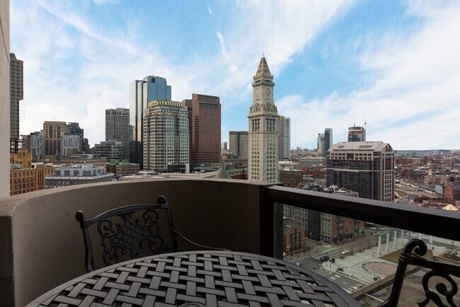 Building Photo - 65 E India Row