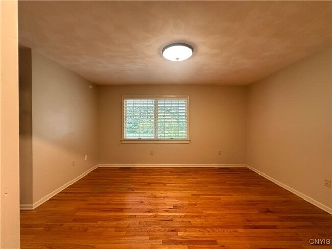 Building Photo - 97 1/2 Sanger Ave