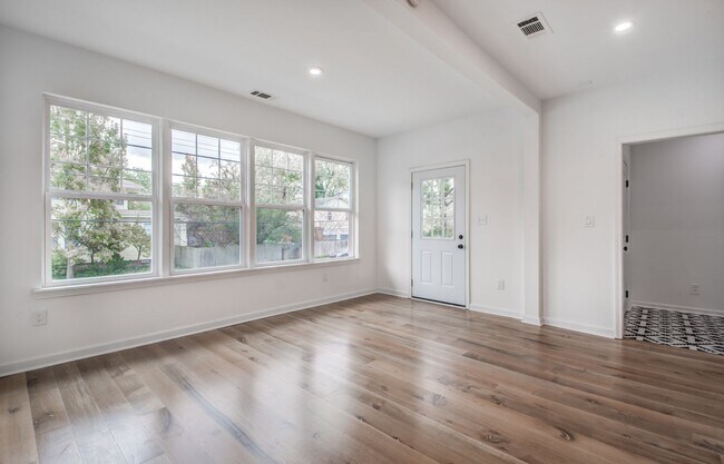 Building Photo - Elegant Midtown Memphis Single-Family Home...