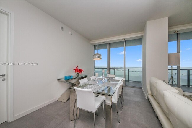 Building Photo - 1300 Brickell Bay Dr