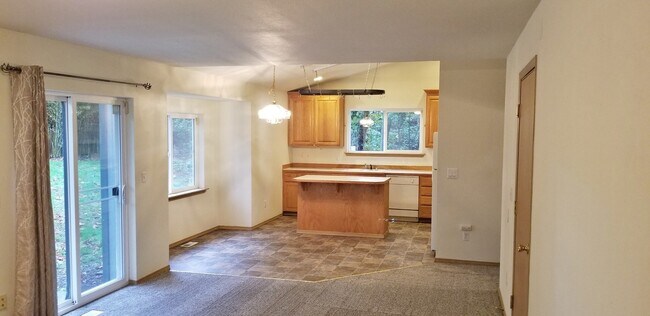 Building Photo - 441 - Country Living in West Hill Auburn