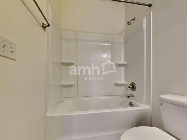 Building Photo - 526 Lateleaf Dr