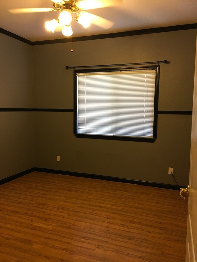 Building Photo - Charming home in established neighborhood with 4 bedrooms and 3 baths.