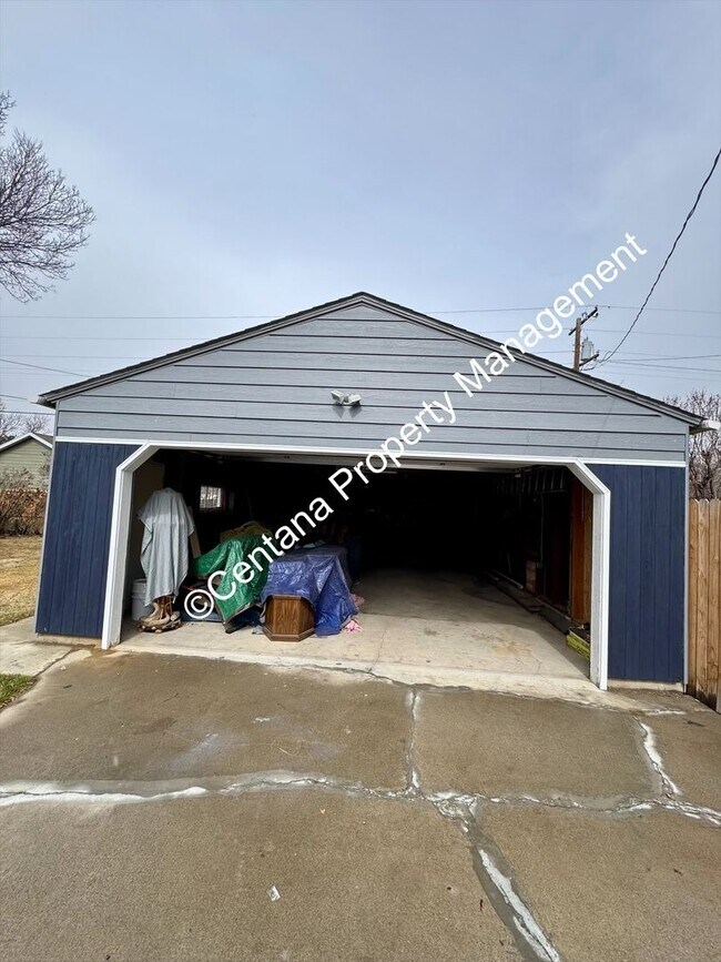 Building Photo - 2 Bedroom one Bath with large Yard located on the flats.