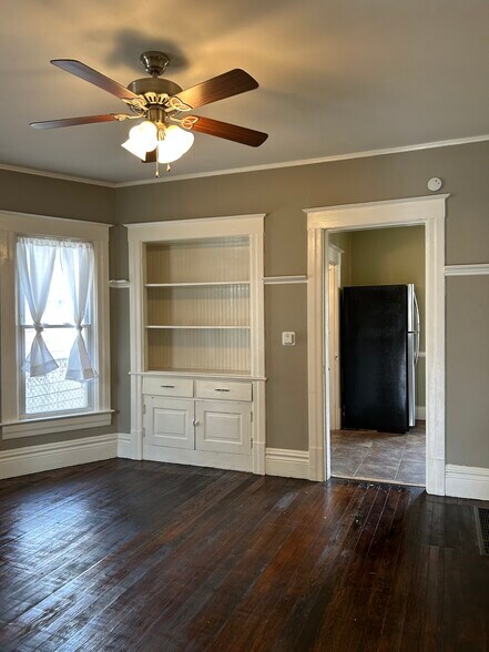 Building Photo - 503 W Allen St