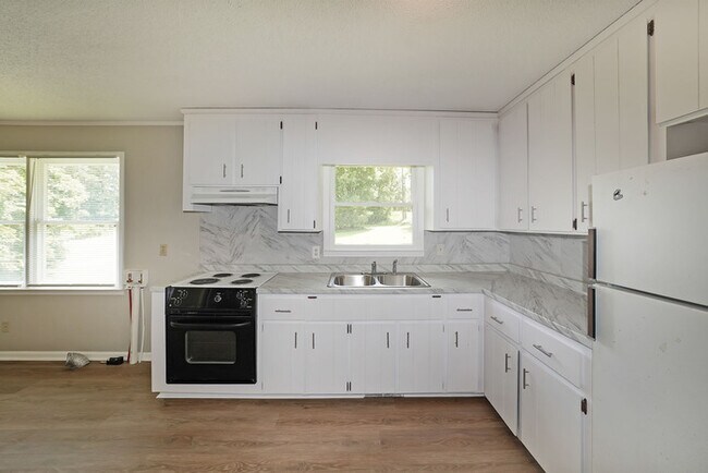 Building Photo - 3/1 ranch home on 4 acres