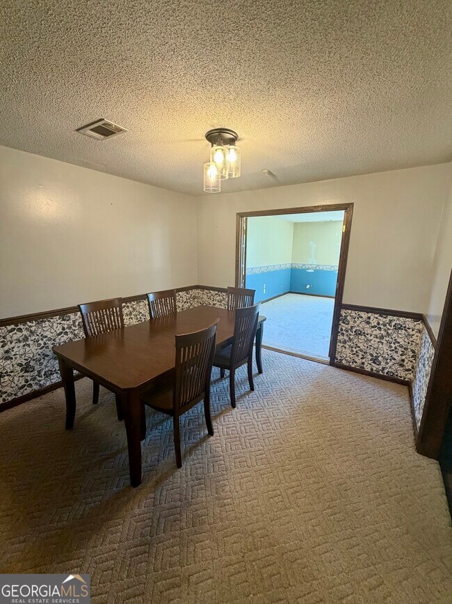 Building Photo - 131 Foxwood Cir