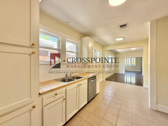 Building Photo - Tour Today! Charming 2 bedroom, 1 Bathroom!