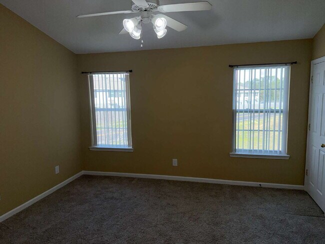 Building Photo - "Charming 3-Bedroom Townhouse in Crestview with Granite Countertops & 2.5 Baths!"