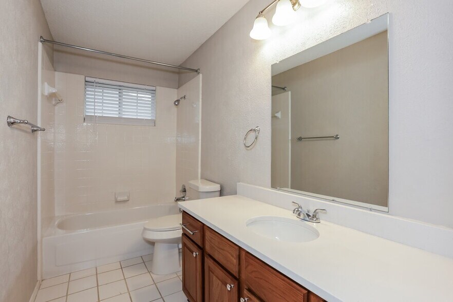 Building Photo - 712 Stain Glass Dr