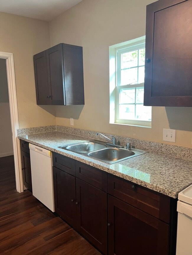 Building Photo - Move-in Ready 3/1 in Port Arthur
