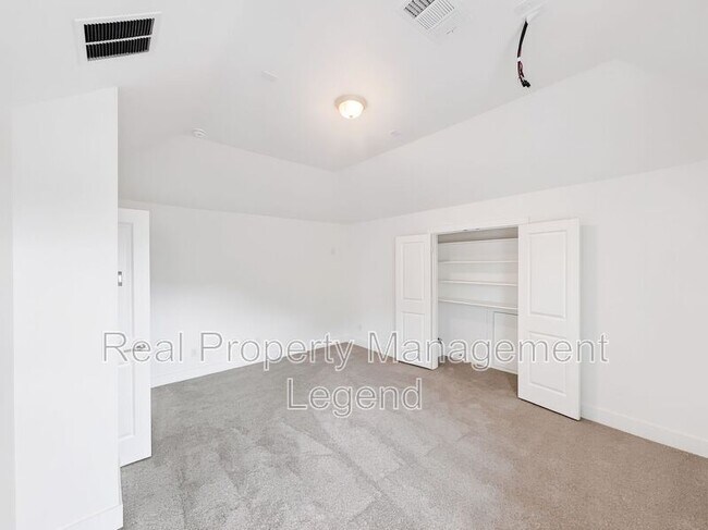 Building Photo - 1019 Modesto Dr