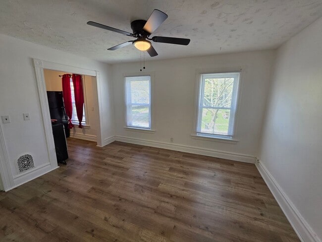 Building Photo - 211 Parsells Ave
