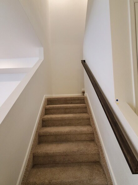 Building Photo - 2435 Vanhoutte Vw