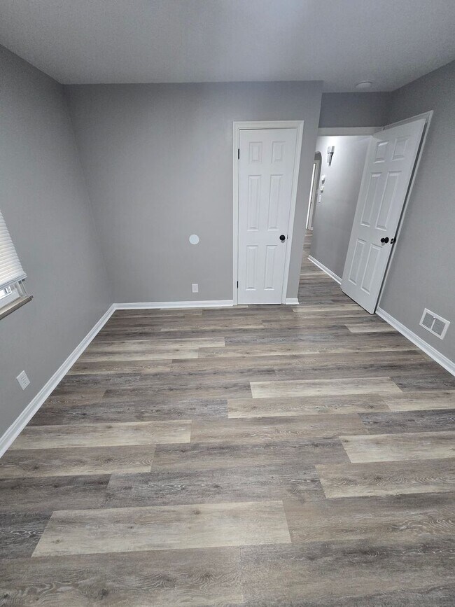 Building Photo - 1820 Oakwood Ave