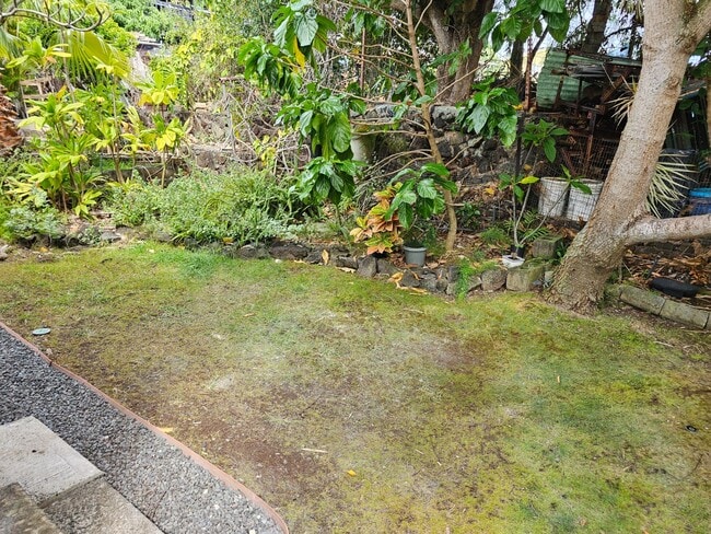Building Photo - 2 bedroom, 1 bathroom with one driveway pa...