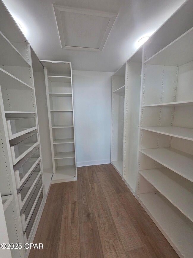 Building Photo - 920 W Beach Dr