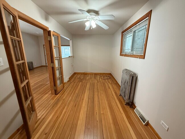 Building Photo - 4844 W Montrose Ave