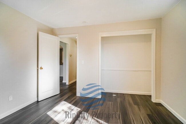 Building Photo - 1307 Elm St