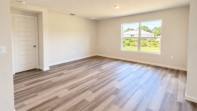 Building Photo - 3258 Lakeland Ave