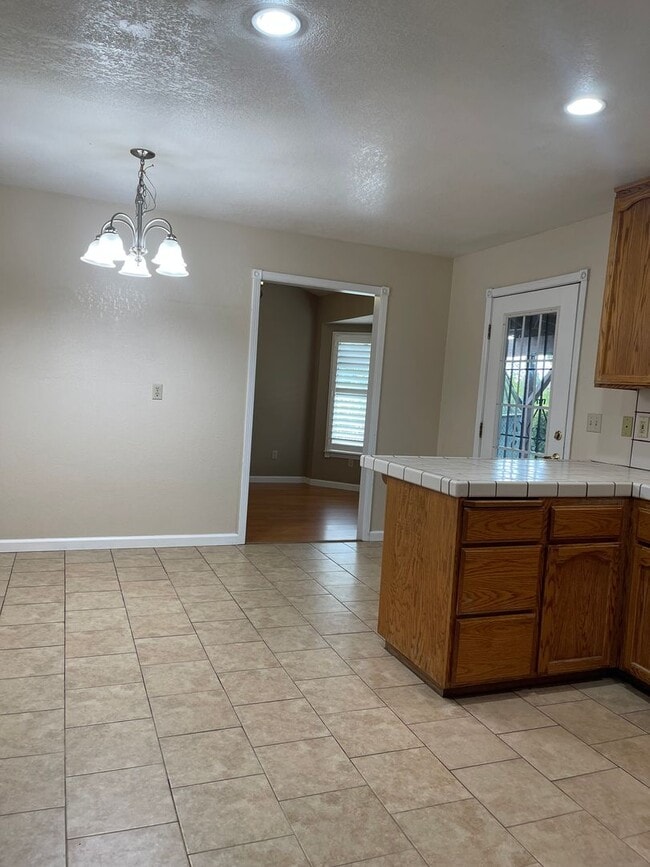 Building Photo - COUNTRY OAKS SUBDIVSION LARGE 3 BED 2 BATH...