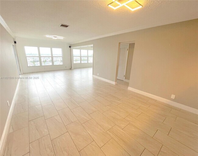 Building Photo - 1101 Crystal Lake Dr