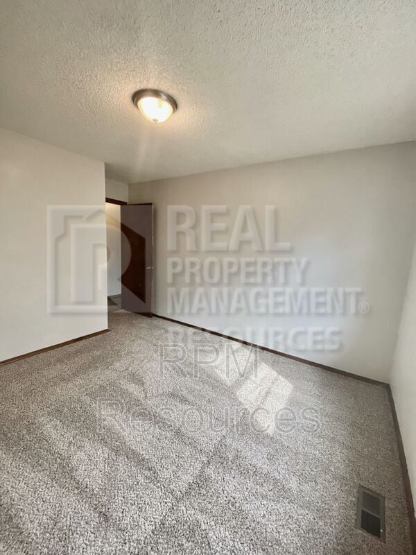 Building Photo - 913 Clear Creek