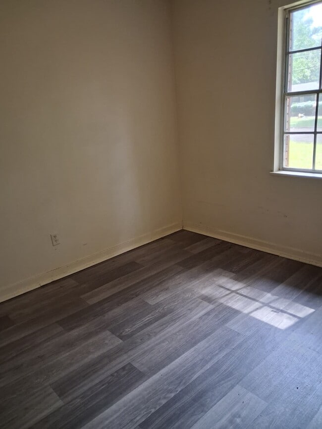 Building Photo - 1110 Shalimar Dr