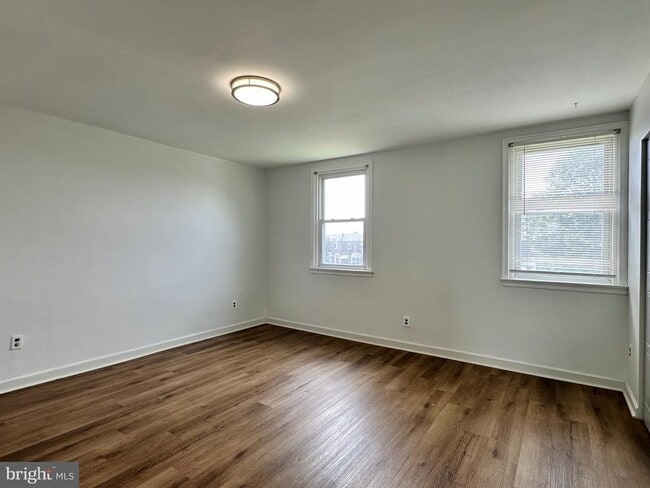 Building Photo - 2129 Longshore Ave