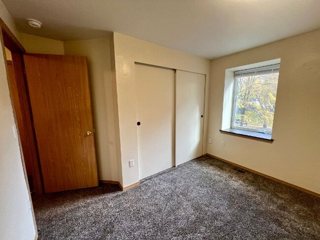 Building Photo - Pet Friendly 3 BD Townhome