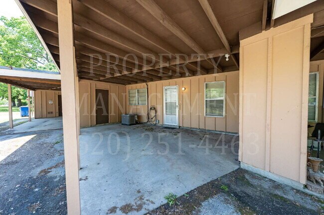 Building Photo - Charming 2-Bedroom Oasis in the Heart of Coffeyville