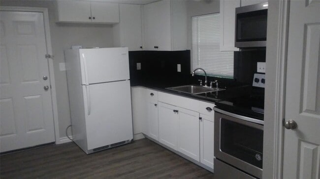 Building Photo - 1410 Joplin St