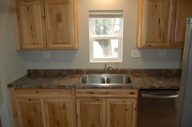 Building Photo - Cute & clean and close to campus!