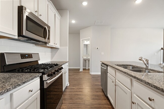 Building Photo - 3 BEDROOM TOWNHOME IN OAKWOOD!