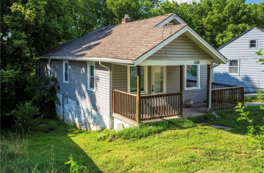 Corner view - 600 Ridgeview Ave