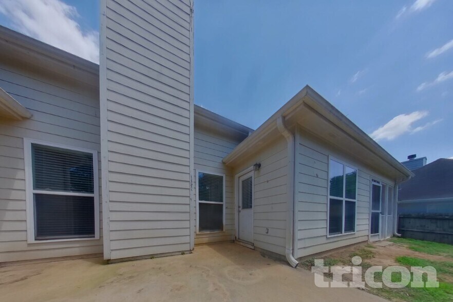 Building Photo - 104 Logan Creek Ct