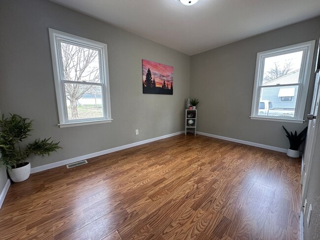 Building Photo - 3 bed, 1 1/2 bath Home for rent in Elk Run Heights