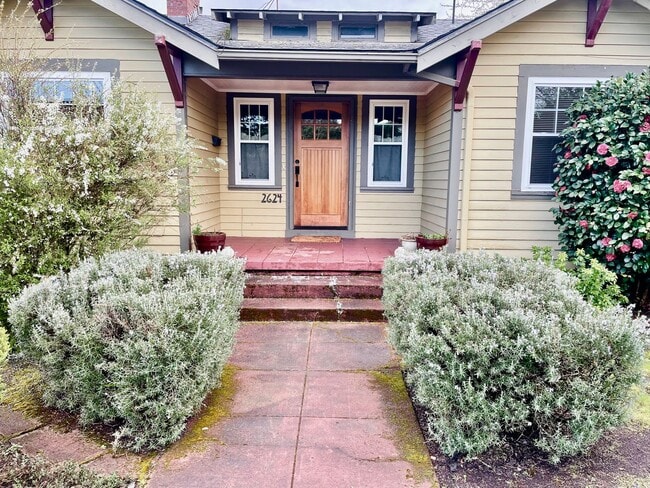 Building Photo - Beautiful 3bd/1bath South Tabor Bungalow w...