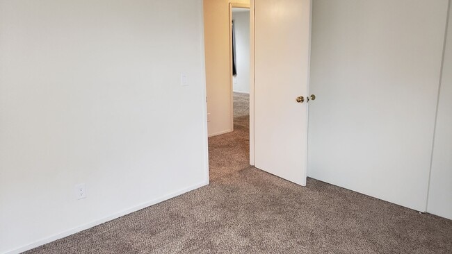 Building Photo - NICE 3 BED/2.5 BATH/2 CAR GARAGE/1590 SQ. ...