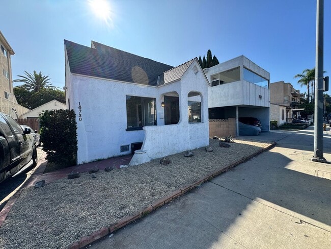 Building Photo - Two Bedroom Front House near Westside Village