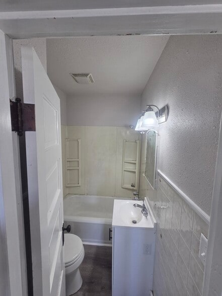 Building Photo - 290 Lyon St