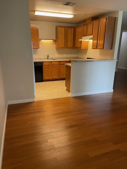 Eating nook & Kitchen - 565 Peerless Way