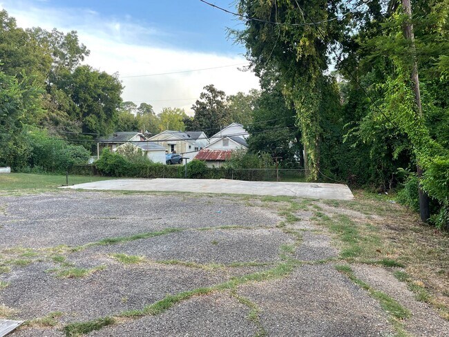 Building Photo - Just Remodeled 2 Bed, 1 Bath Home