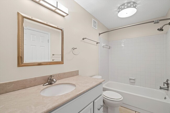 Building Photo - Convenient Grelot Rd Condo