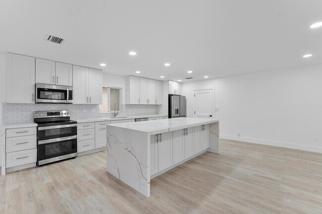 Building Photo - 808 NE 72nd St
