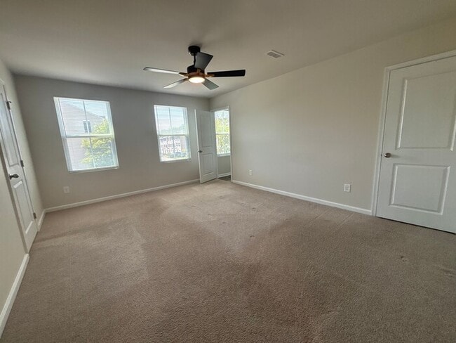Building Photo - Spacious 5-Bedroom Home in Dillon Lakes