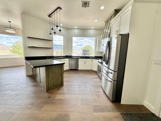 Building Photo - Beautiful 3-bed 2 bath Home! VIEWS VIEWS V...